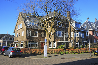 900153 Gezicht op de huizen Oudwijk 8 -12 te Utrecht.